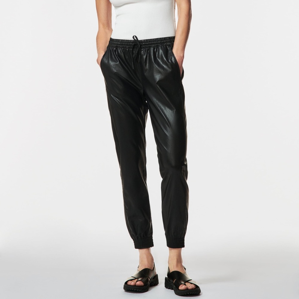 Zara faux leather pants! 🖤